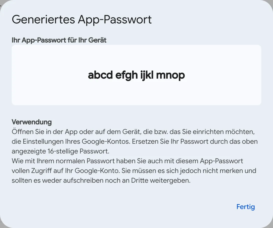 Das Fenster Generiertes App-Passwort. Unter Ihr App-Passwort für Ihr Gerät ist der 16-stellige Wert in vier Blöcken aus je vier Zeichen als abcd efgh ijkl mnop dargestellt, dazu sind ein Hinweis zur Verwendung und die Schaltfläche Fertig zu sehen