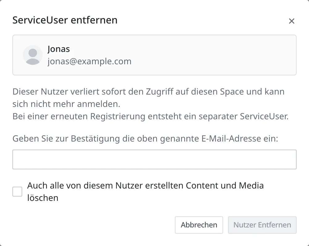 Das Fenster zum Entfernen eines ServiceUser. Oben steht in einer Karte das betroffene Mitglied Jonas (jonas@example.com), darunter der Hinweis, dass dieser Nutzer sofort den Zugriff auf diesen Space verliert und bei einer erneuten Registrierung ein separater ServiceUser entsteht, ein leeres Eingabefeld zur Bestätigung der E-Mail-Adresse, das ausgeschaltete Kontrollkästchen "Auch alle von diesem Nutzer erstellten Content und Media löschen" und die noch nicht anklickbare Schaltfläche Nutzer Entfernen