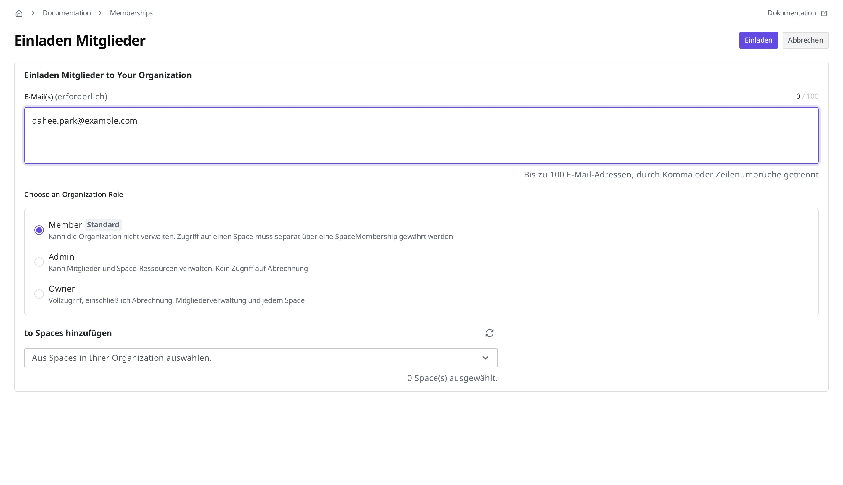 Der Bildschirm zum Einladen von Membern. Im E-Mail(s) (erforderlich)-Feld ist eine Beispiel-E-Mail eingetragen, und es gibt einen Bereich, in dem man als Organization Role zwischen Member (Standard), Admin und Owner wählt, sowie einen Abschnitt zum Hinzufügen zum Space
