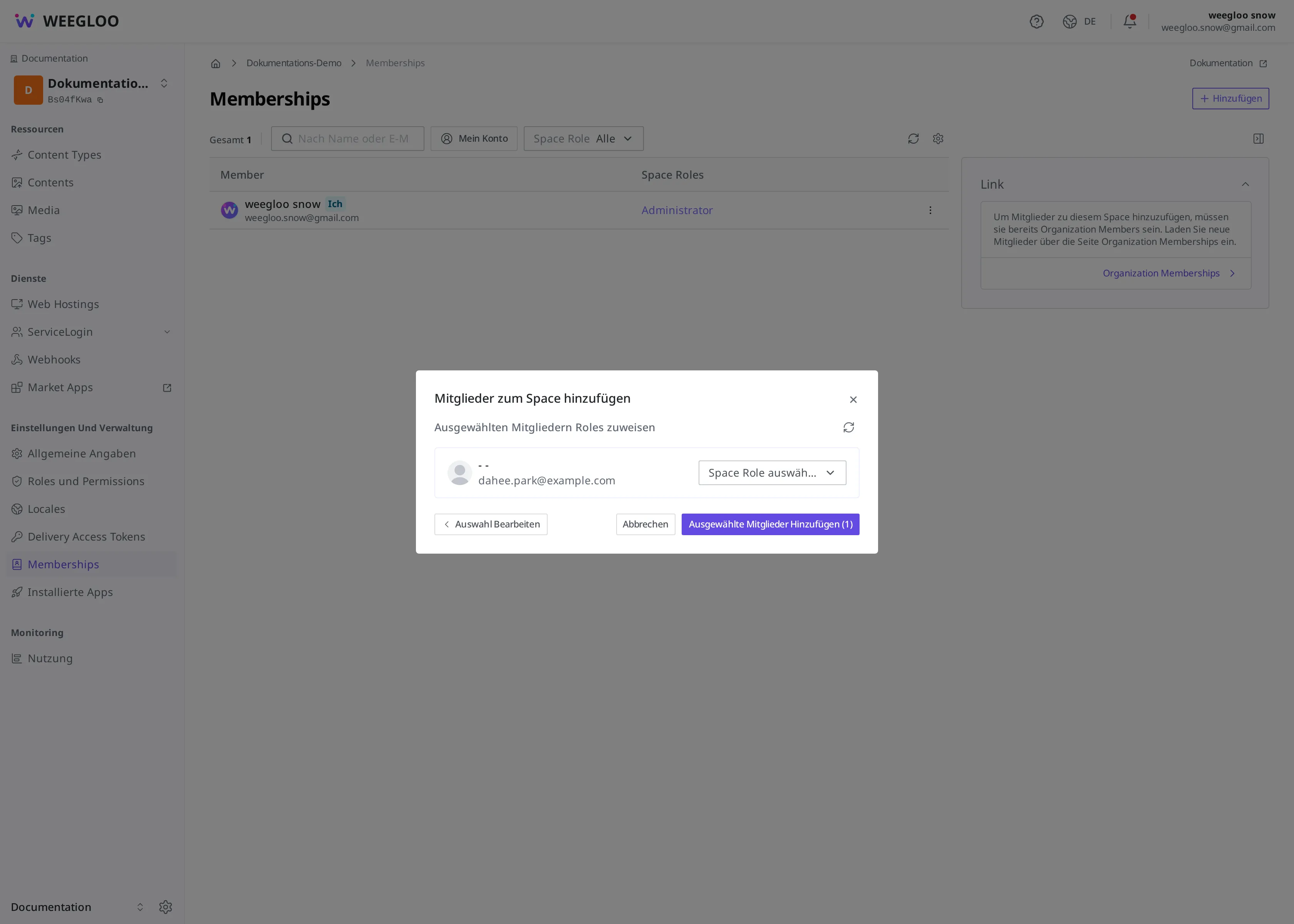 Der Dialog zum Hinzufügen eines Members zum Space. Es geht weiter zum Bildschirm, auf dem die Dahee zuzuweisende Rolle ausgewählt wird, und man sieht das Space Role auswählen-Dropdown und die Ausgewählte Mitglieder Hinzufügen-Schaltfläche