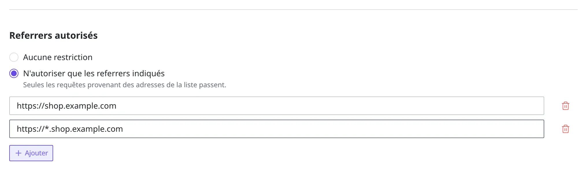 Partie Referrers autorisés de l'écran de création du Delivery Access Token. « N'autoriser que les referrers indiqués » est sélectionné, les deux champs en dessous contiennent « https://shop.example.com » et « https://*.shop.example.com », chaque champ porte une icône de suppression à sa droite et le bouton Ajouter se trouve en dessous