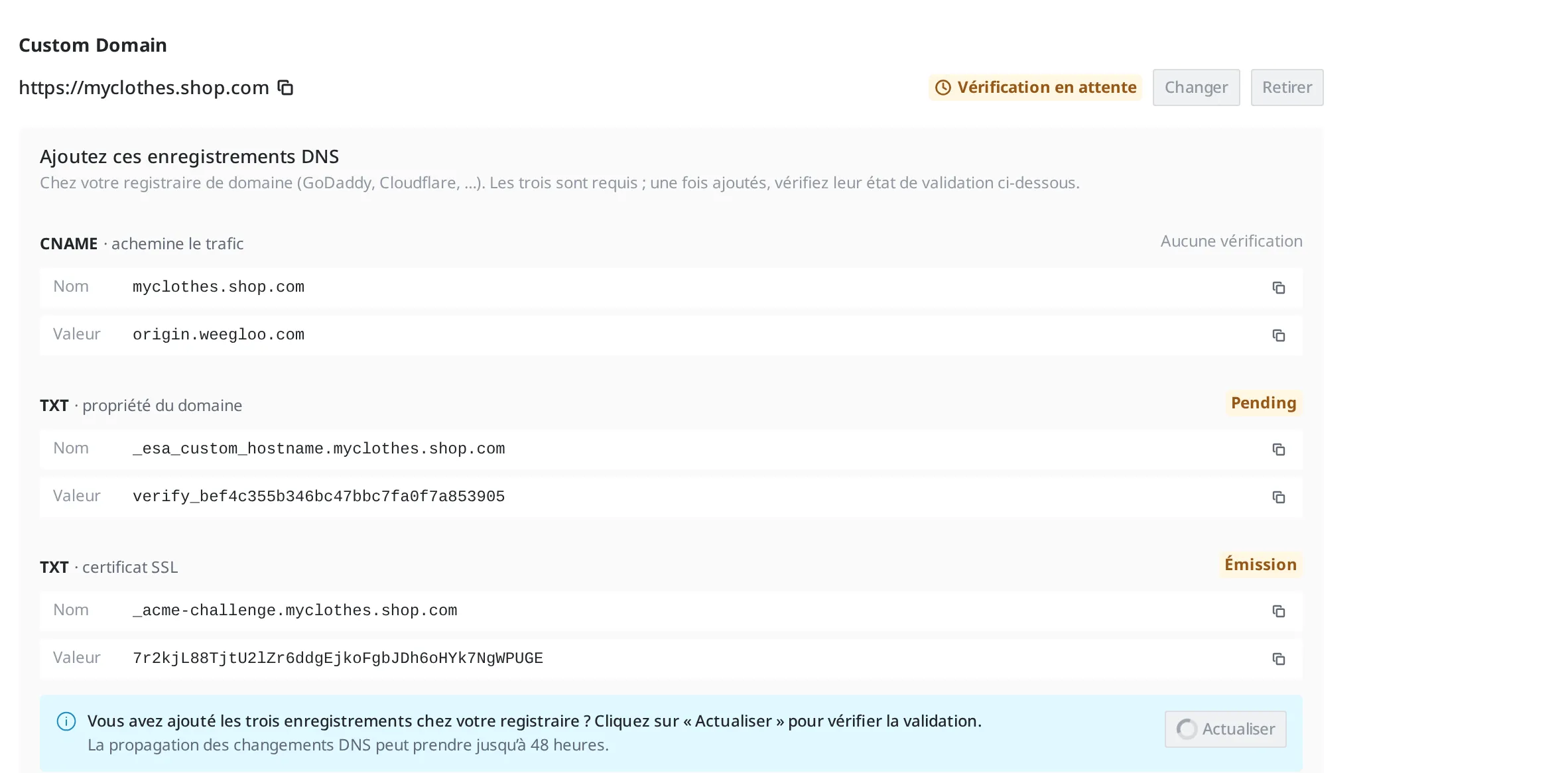 Écran de connexion du domaine personnalisé myclothes.shop.com au site déployé. Les trois enregistrements DNS à ajouter (connexion du trafic CNAME, propriété du domaine TXT, certificat SSL TXT), l'état d'attente de validation et le bouton Actualiser sont visibles