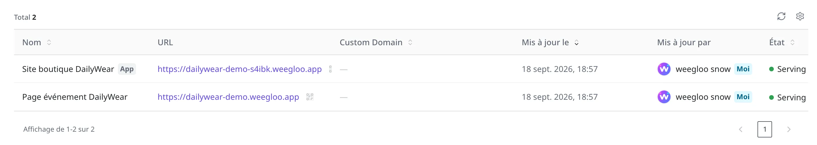 La liste Web Hosting. « Site boutique DailyWear », arrivé d'une App, porte la mention App à côté de son nom ; « Page événement DailyWear », mise en ligne directement, ne la porte pas