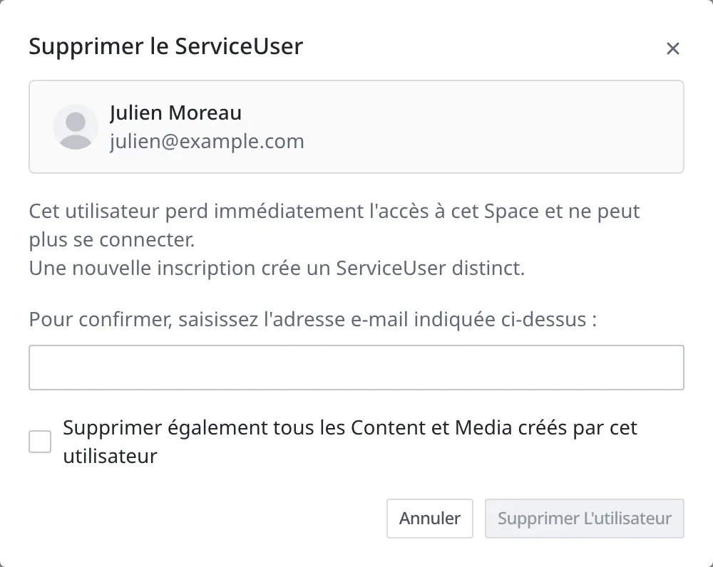 Fenêtre de retrait d'un membre. En haut, une carte présente le membre concerné (Julien Moreau, julien@example.com) ; en dessous se trouvent le champ de confirmation de l'adresse e-mail et la case « Supprimer également tous les Content et Media créés par cet utilisateur », décochée
