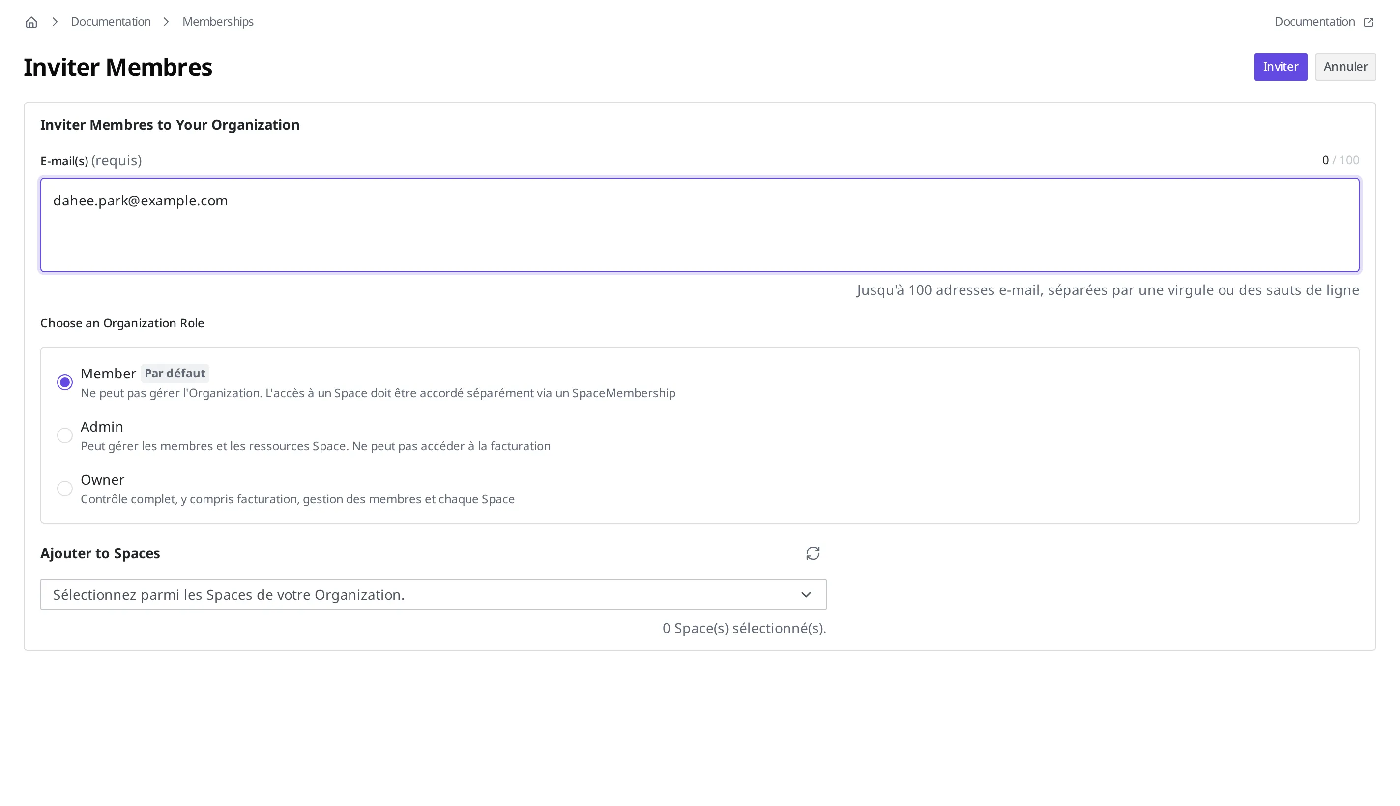 L'écran d'invitation d'un Member. Une adresse e-mail d'exemple est saisie dans le champ E-mail(s) (requis), et il y a un endroit où choisir, comme Organization Role, entre Member (par défaut), Admin et Owner, ainsi qu'une section pour l'ajout au Space