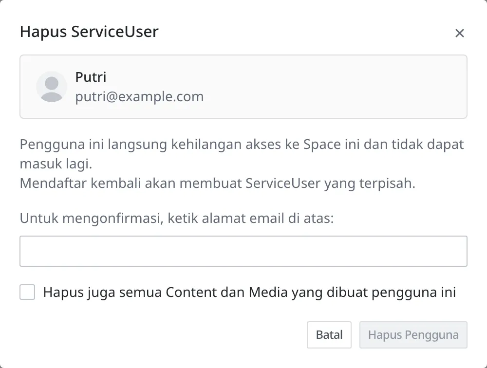 Jendela pengeluaran anggota. Kartu di bagian atas memuat anggota yang dikeluarkan (Putri, putri@example.com), dan di bawahnya ada kolom konfirmasi email serta kotak centang "Hapus juga semua Content dan Media yang dibuat pengguna ini" dalam keadaan mati