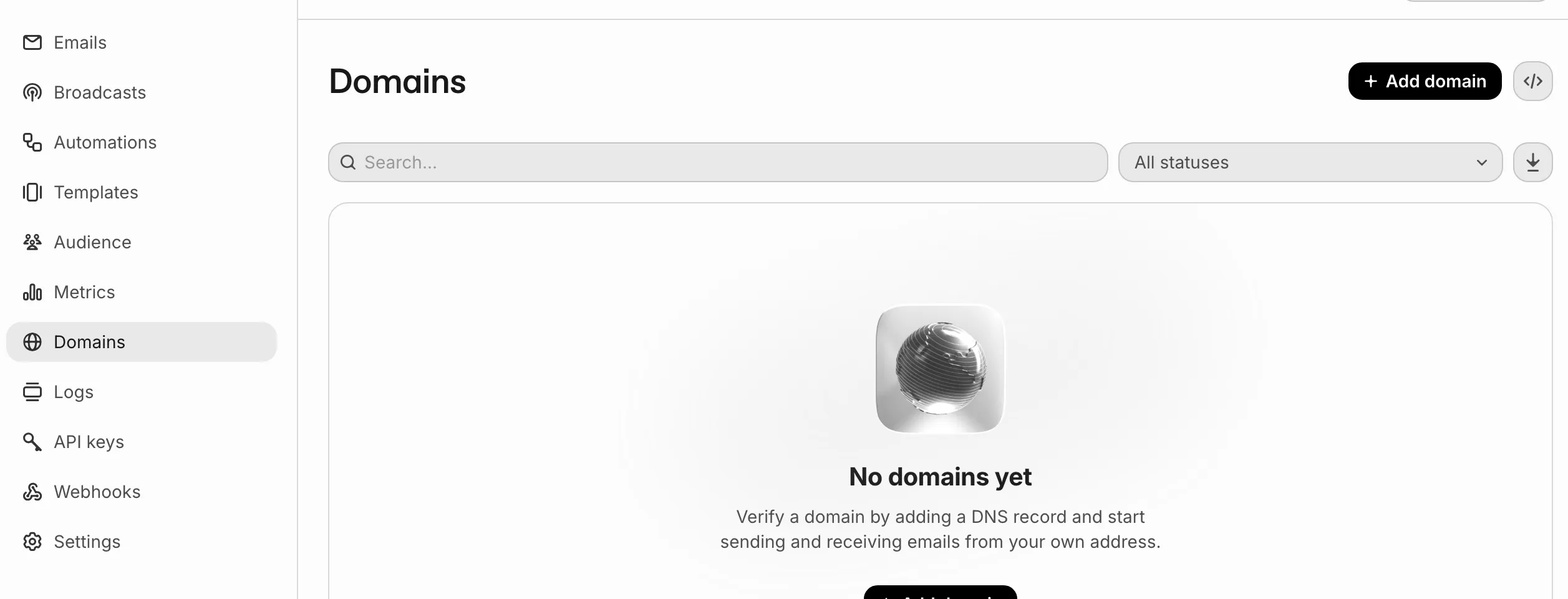 Tela Domains do Resend. Estado vazio, sem nenhum domínio registrado, com o botão Add domain no canto superior direito e no centro