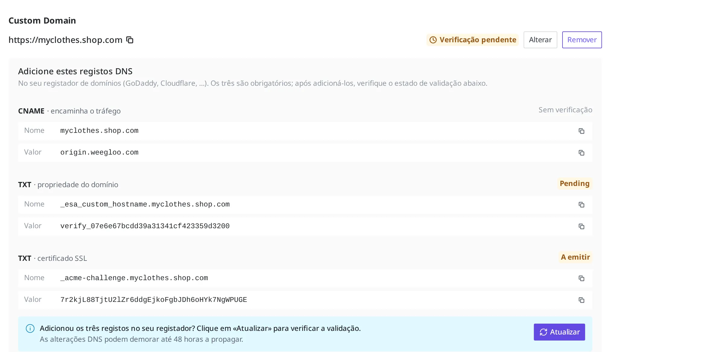 Tela com o domínio personalizado myclothes.shop.com ligado ao site publicado. Aparecem os três registros DNS a adicionar (ligação de tráfego CNAME, propriedade do domínio TXT, certificado SSL TXT), o estado aguardando validação e o botão atualizar
