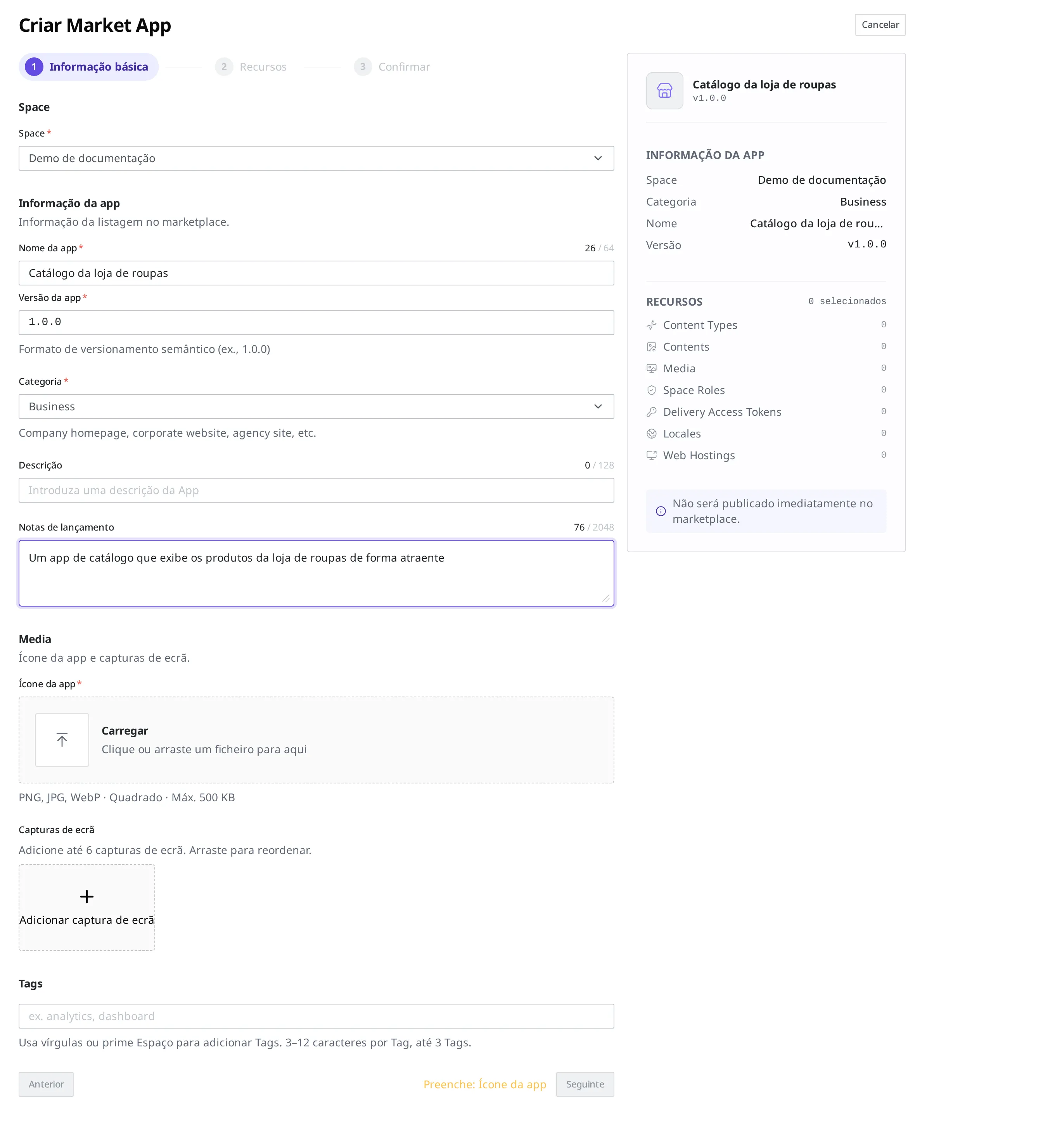 Etapa ① Informação básica da tela de criação de Market App. No alto há a indicação das etapas ① Informação básica, ② Recursos e ③ Confirmar; depois de escolher o Space ("Demo de documentação"), aparecem preenchidos o nome do app "Catálogo da loja de roupas", a versão do app "1.0.0", a categoria "Business" e as notas de lançamento. Abaixo há a área para enviar o ícone da app e as capturas de ecrã, o campo Tags e, no rodapé, o botão Seguinte; à direita aparece o resumo dos recursos a serem incluídos