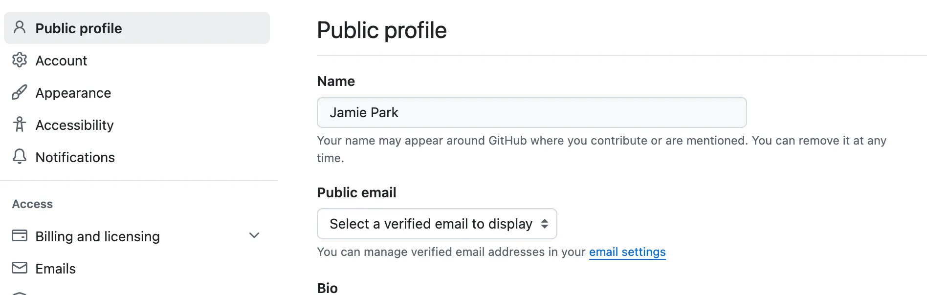 Tela de configurações do perfil do GitHub. No menu à esquerda, Public profile está selecionado e, na lista suspensa abaixo de Public email, aparece Select a verified email to display